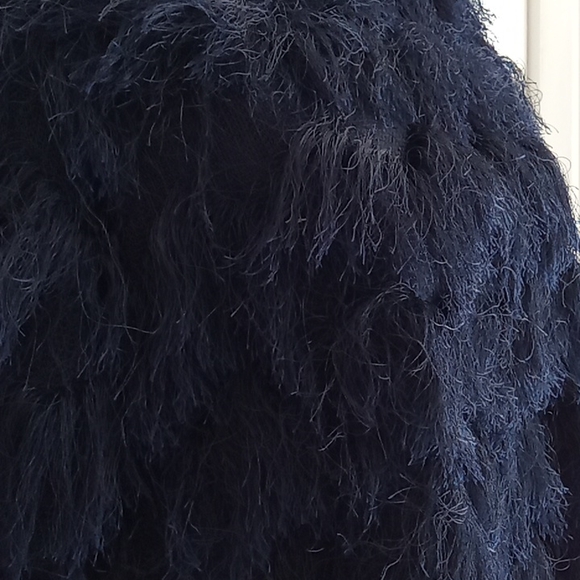 ⭐️ Host Pick ⭐️ Maple & Cliff | Unique Navy Faux Feather Top - Picture 10 of 12